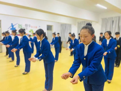 學習儀態(tài)禮儀，提升整體素質——隰縣職業(yè)中學航空服務訂單班禮儀服務培養(yǎng)